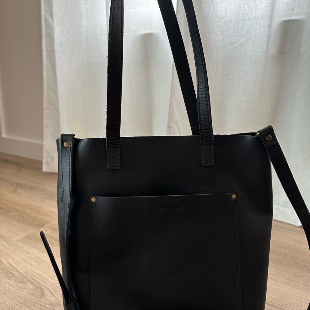 Portland leather crossbody tote - Picture 7 of 10
